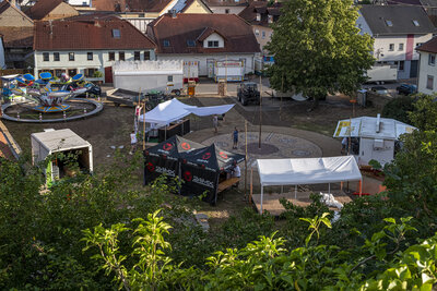 2022-06-16-0291 Mandeler Kerb - Aufbau - Blick von der Kirche  (Bild vergr&ouml;&szlig;ern)