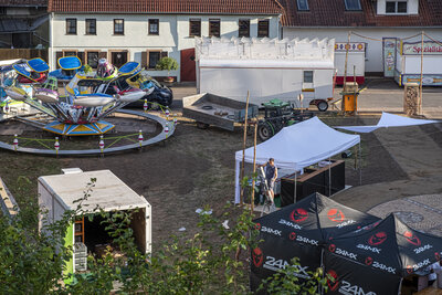 2022-06-16-0294 Mandeler Kerb - Aufbau - Blick von der Kirche  (Bild vergr&ouml;&szlig;ern)