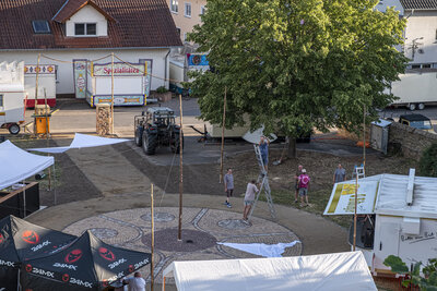 2022-06-16-0296 Mandeler Kerb - Aufbau - Blick von der Kirche  (Bild vergr&ouml;&szlig;ern)