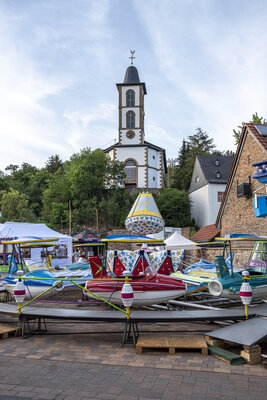 2022-06-16-0313 Mandeler Kerb - Freitags Abend - Pre&szlig;luftflieger   Kirche  (Bild vergr&ouml;&szlig;ern)