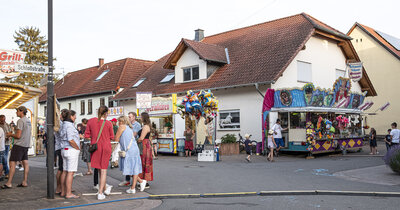 2022-06-16-0327 Mandeler Kerb - Freitags Abend - Buden Ecke Schlo&szlig;strasse  (Bild vergr&ouml;&szlig;ern)
