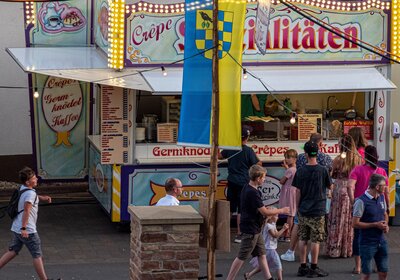 2022-06-16-0331 Mandeler Kerb - Freitags Abend - Crepe-Stand  (Bild vergr&ouml;&szlig;ern)