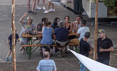 2022-06-16-0336 Mandeler Kerb - Freitags Abend - Isolde   Katharina  (Bild vergr&ouml;&szlig;ern)