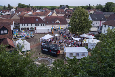 2022-06-18-0363 Mandeler Kerb - Samstag Abend - Blick von der Kirche  (Bild vergr&ouml;&szlig;ern)