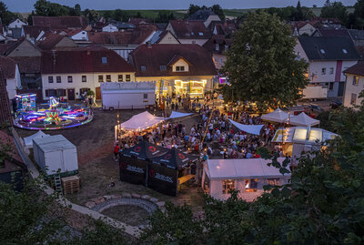 2022-06-18-0380 Mandeler Kerb - Samstag Abend - Kerb mit Lichtern von Kirche  (Bild vergr&ouml;&szlig;ern)