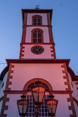 2022-06-18-0401 Mandeler Kerb - Samstag Abend - angestrahlte Kirche  (Bild vergr&ouml;&szlig;ern)