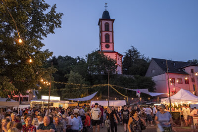 2022-06-18-0415 Mandeler Kerb - Samstag Abend - Kerb mit Kirche im HG  (Bild vergr&ouml;&szlig;ern)