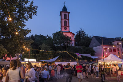 2022-06-18-0416 Mandeler Kerb - Samstag Abend - Kerb mit Kirche im HG  (Bild vergr&ouml;&szlig;ern)