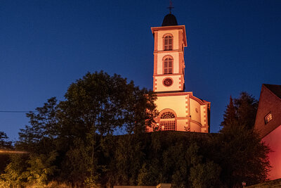 2022-06-19-0432 Mandeler Kerb - Sonntag Abend - Kirche vom Dorfplatz - angestrahlt  (Bild vergr&ouml;&szlig;ern)