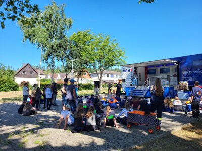 VHG Brandschutzmobil am Fw.-Haus  (Bild vergr&ouml;&szlig;ern)