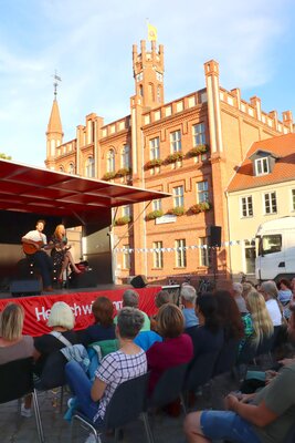 Foto des Albums: Teatro mobile der Schöller Festspiele auf dem Marktplatz (09.08.2022)