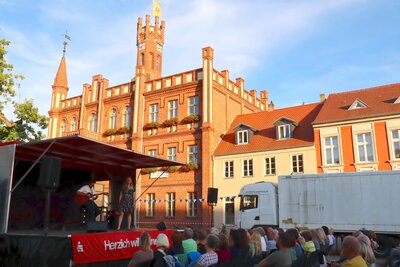 Foto des Albums: Teatro mobile der Schöller Festspiele auf dem Marktplatz (09.08.2022)