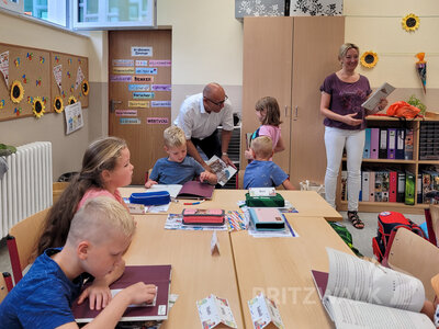 Foto des Albums: Bürgermeister überreicht ABC-Schützen ein Heine-Klemens-Buch