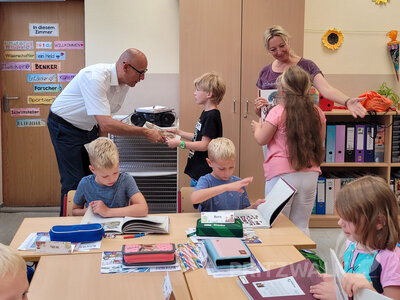 Foto des Albums: Bürgermeister überreicht ABC-Schützen ein Heine-Klemens-Buch