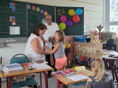 Foto des Albums: Bürgermeister überreicht ABC-Schützen ein Heine-Klemens-Buch