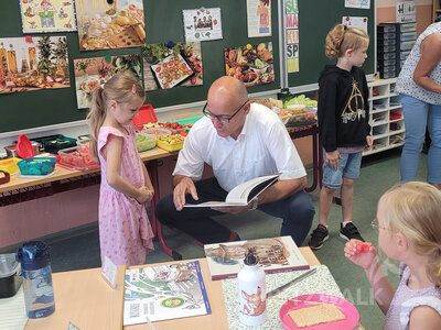 Foto des Albums: Bürgermeister überreicht ABC-Schützen ein Heine-Klemens-Buch