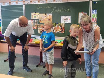Foto des Albums: Bürgermeister überreicht ABC-Schützen ein Heine-Klemens-Buch