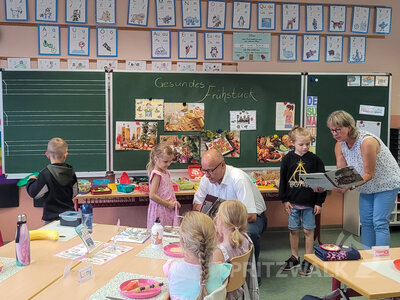 Foto des Albums: Bürgermeister überreicht ABC-Schützen ein Heine-Klemens-Buch