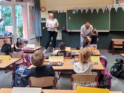 Foto des Albums: Bürgermeister überreicht ABC-Schützen ein Heine-Klemens-Buch