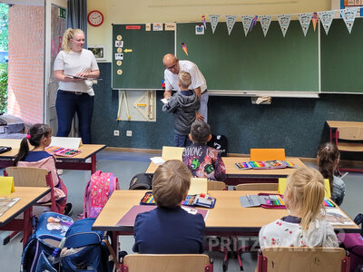 Foto des Albums: Bürgermeister überreicht ABC-Schützen ein Heine-Klemens-Buch