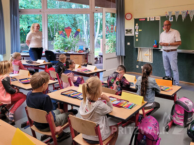 Foto des Albums: Bürgermeister überreicht ABC-Schützen ein Heine-Klemens-Buch