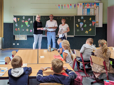 Foto des Albums: Bürgermeister überreicht ABC-Schützen ein Heine-Klemens-Buch