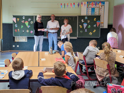 Foto des Albums: Bürgermeister überreicht ABC-Schützen ein Heine-Klemens-Buch