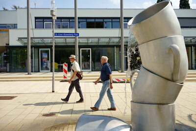 Auf der Kurpromenade Bad Nenndorf  (Bild vergr&ouml;&szlig;ern)