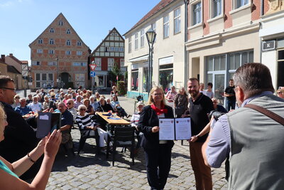 Foto des Albums: 10 Jahre Städtepartnerschaft mit Bailleul zum Kultursommer auf dem Marktplatz (28.08.2022)
