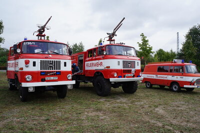 Vorschaubild: IFA Park - IFA Feuerwehrfahrzeuge der Ortswehren Dörrwalde und Freienhufen und der Feuerwehrbarkas, der früher für die Ortswehren Saalhausen und Woschkow fuhr, heute Privatbesitz