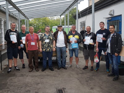 Vorschaubild: IFA Park Tafelgelände Jurymitglieder und Gewinner vor dem Wartburg