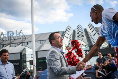 Vorschaubild: Bürgermeister Sven Richter bei der Überreichung der Siegerurkunde.