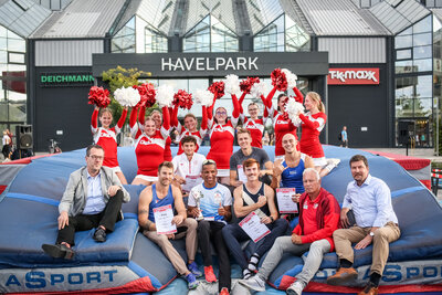 Vorschaubild: Die internationalen Stabhochsprung-Profis mit Bürgermeister Sven Richter, Peter Rieger (Vorstandsvorsitzender und Sportvorstand des SC Potsdam) und Stephan Raml (Center Manager des HavelPark Dallgow)