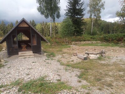 Die neue H&uuml;tte am Steinlabyrinth  (Bild vergr&ouml;&szlig;ern)