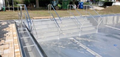 Treppe Nichtschwimmerbereich (08/2023) 