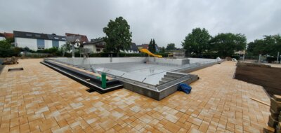 Schwimmerbereich mit Sprunganlage 