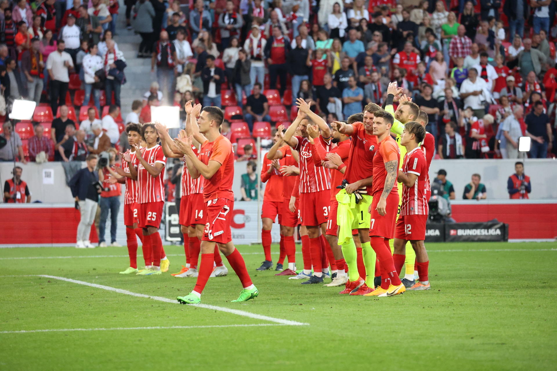 Bild: Die Freiburger Spieler bedanken sich nach dem torlosen Remis bei den Fans für die Unterstützung - Foto: Joachim Hahne