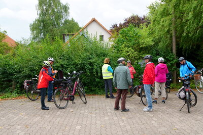 Wir parken am Rittergut  (Bild vergr&ouml;&szlig;ern)