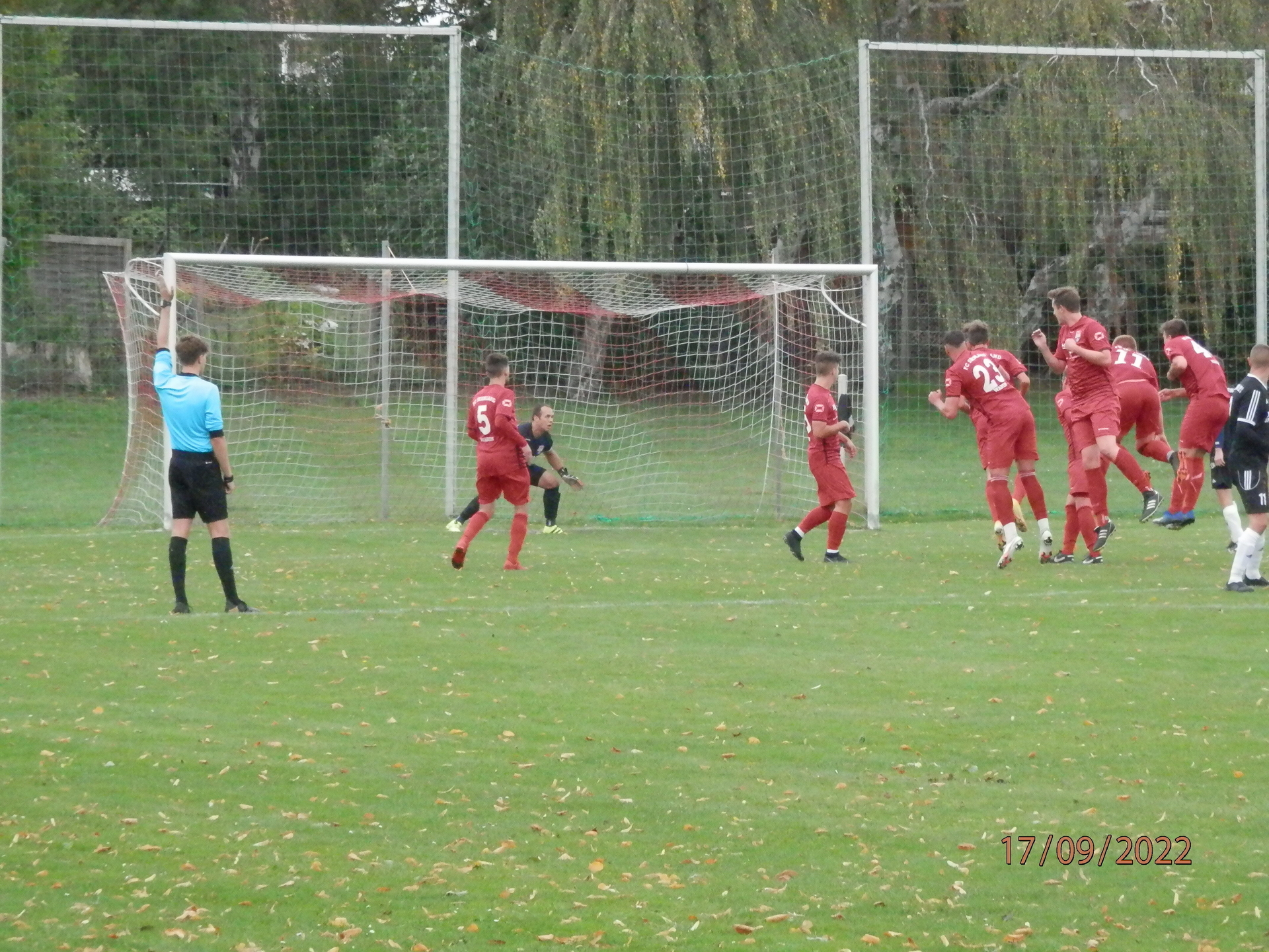 Bild: Die spielentscheidende Aktion im Spiel. Trotz zahlreicher FC Spieler In der Abwehrmauer, schlug hier der Freistoß zum 0:1 ein.