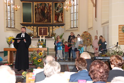 Die Kinder des Kindergottesdienstes &uuml;bergeben einen Blumengru&szlig; 
