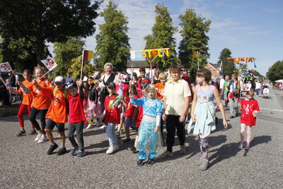 Vorschaubild: Hinter dem Spielmannszug aus Parchim, führte die Grundschule Karstädt den Festumzug an.