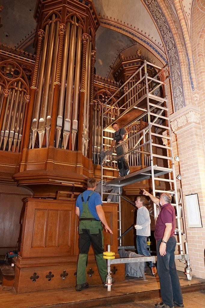 Bild: Letzte Anweisungen durch Orgelbaumeister Andreas Arnold vor dem Ausbau.