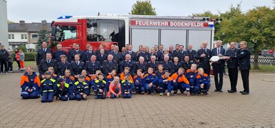 Gruppenfoto der Fahrzeug&uuml;bergabe mit Jugend- und Kinderfeuerwehr  (Bild vergr&ouml;&szlig;ern)