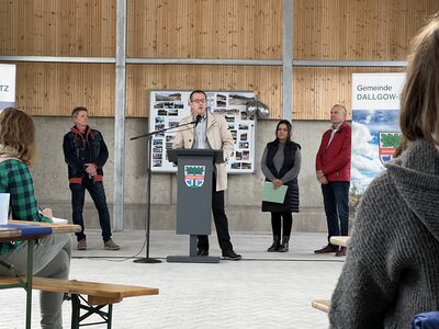 Vorschaubild: Baumamtsleiter Torsten Koch, Bürgermeister Sven Richter, Projektkoordinatorin Sema Saygin und Bauhofleiter Dietmar Schröder (v.l.n.r.)