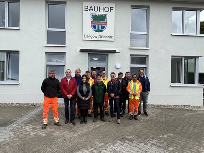 Vorschaubild: Die Mitarbeiter des neuen Bauhofs mit den Projektverantwortlichen.