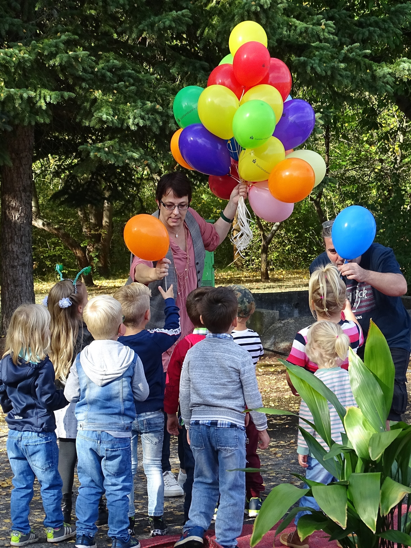 Bild: Bürgermeisterin Susan Falke verteilt bunte Luftballons, die zur Eröffnung in den Himmel steige