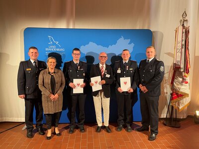 Von links nach rechts: stellvertretender Kreisbrandmeister Silvio Spiegel, 1. Beigeordnete des Landkreises Grit Klug, Robert Abt, Joachim Liedke, Ren&eacute; Hadlich und Sebastian Lehmann, Vorsitzender des Kreisfeuerwehrverbandes OSL e.V. (Foto Landkreis)  (Bild vergr&ouml;&szlig;ern)