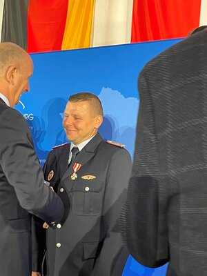 Ministerpr&auml;sident Dietmar Woidke &uuml;berreicht die Auszeichnung an Ren&eacute; Hadlich, Feuerwehr Lauchhammer-West. (Foto Landkreis)  (Bild vergr&ouml;&szlig;ern)