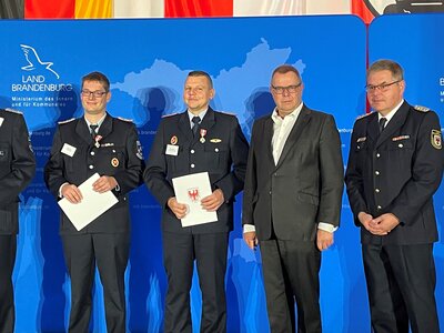 Ehrenzeichen und Rettungsmedaille f&uuml;r engagierte B&uuml;rger aus dem Landkreis Oberspreewald-Lausitz. (Foto Landkreis)  (Bild vergr&ouml;&szlig;ern)