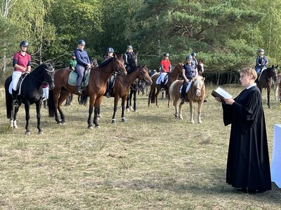 Vorschaubild: Pfarrerin Claudia Neuguth segnet in ihrer Predigt die Pferde und Haustiere.